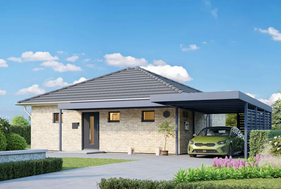 Fertighaus Bungalow mit Walmdach, Holzfassade, Carport, Einfahrt und Gartenansicht von außen