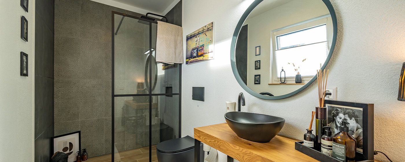 Badgestaltung im Loft-Stil mit schwarzen Details und Holz