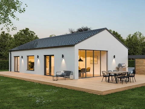 Ein innovativer Bungalow mit einem kombinierten Flach-/ und Pultdach bietet einen elegant überdachten Terrassenbereich und große Panoramafenster.