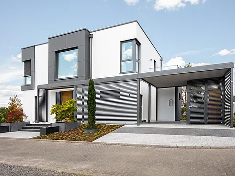 Moderne Stadtvilla mit Carport und Nebeneingang