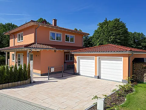 Mediterrane Stadtvilla mit Doppelgarage