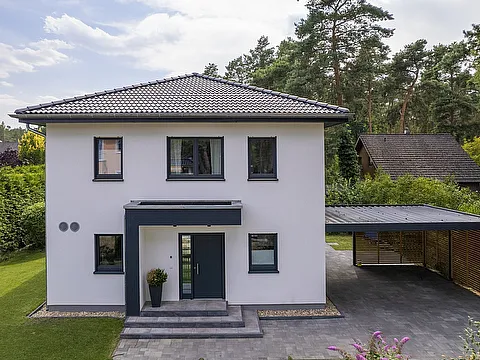 Moderne Haustür mit einem Seitenteil