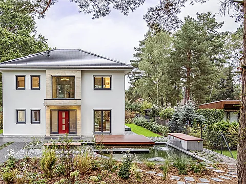 Haustür als Blickfang mit zwei großen Seitenteilen