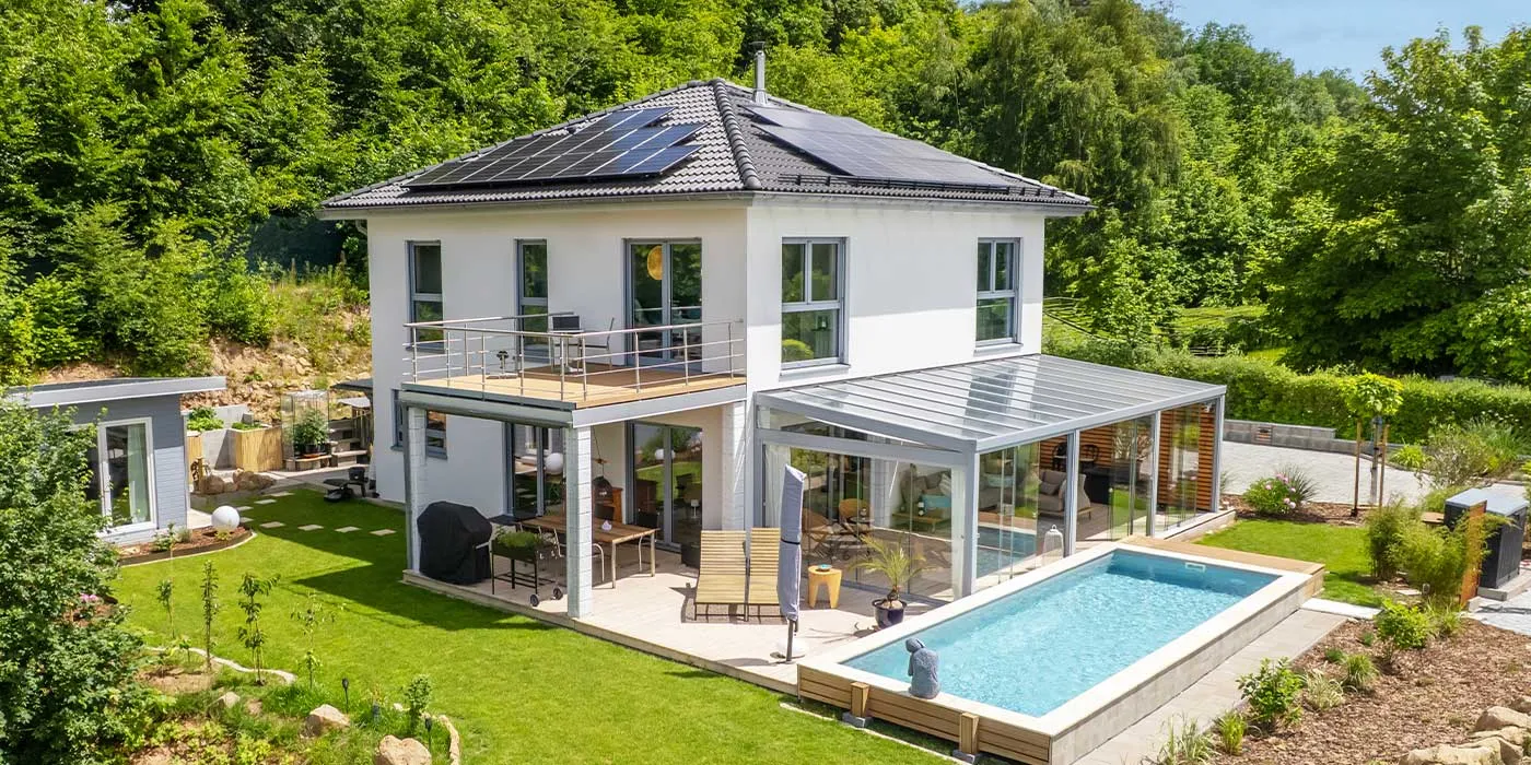 Stadtvilla mit Wintergarten, Balkon und Pool Gartenansicht
