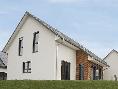 Hausbau Referenz Einfamilienhaus Fertighaus STREIF Erfahrung Familie Koch Doppelgarage Anbau Schleppdach