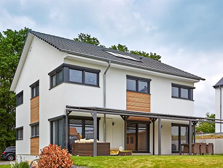 Terrassengestaltung mit Markise - modernes Architektenhaus von Streif mit Eckfenstern und Teilholzverkleidung