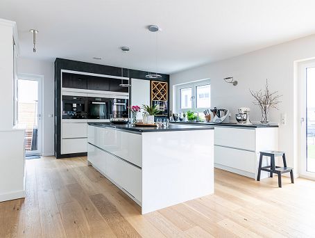 Passivhaus als Fertighaus bauen - ein Erfahrungsbericht Kundenhaus - Küche schwarz weiß