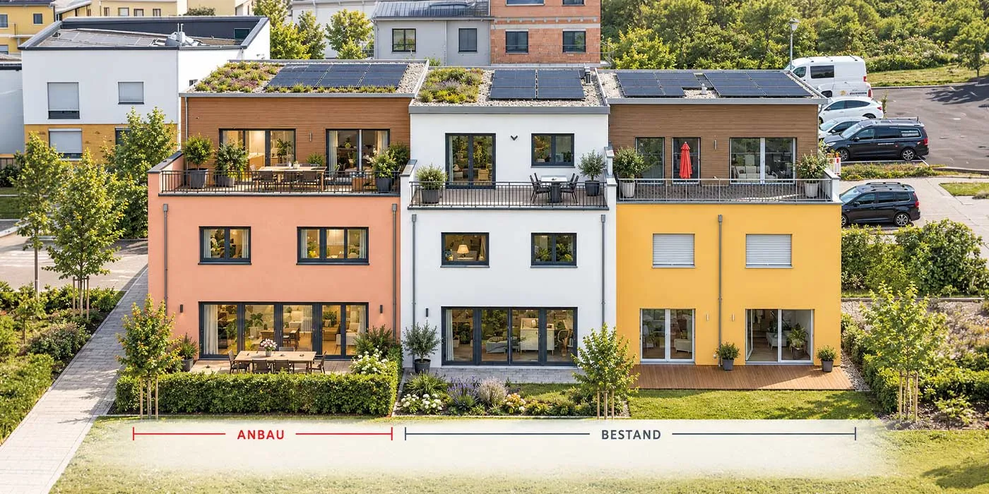 STREIF Baustelle mit Reihenhäusern, Kran und Rohbauarbeiten in Wohngebiet