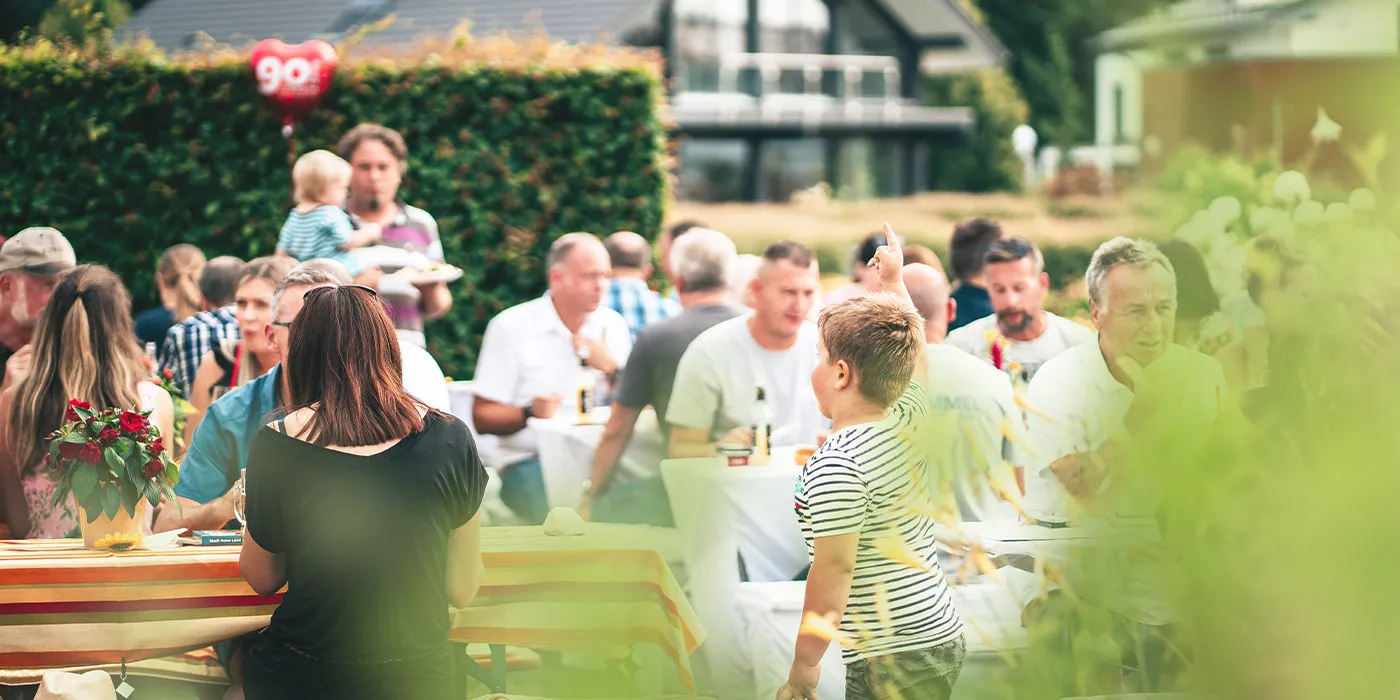 STREIF Veranstaltung draußen bei schönem Wetter mit vielen Menschen