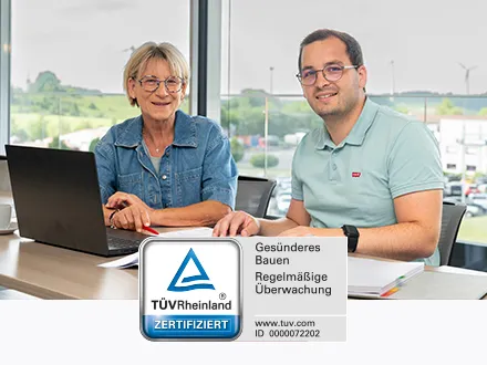 STREIF Mitarbeiter präsentieren das TÜV-Zertifikat Gesünderes Bauen