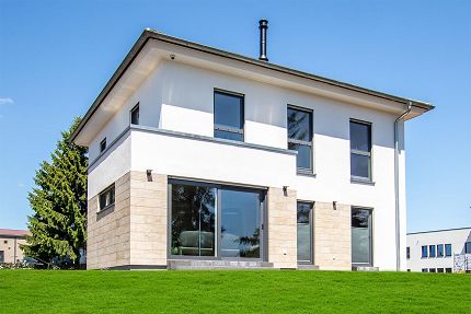 Weinsheim - das neue STREIF-Musterhaus am Firmensitz des Hausherstellers - Gartenansicht
