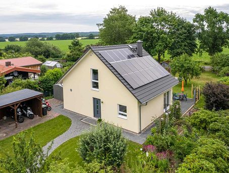 Wochenendhaus mit smartem Grundriss - Photoltaik auf dem Dach - KfW 40 Plus Haus